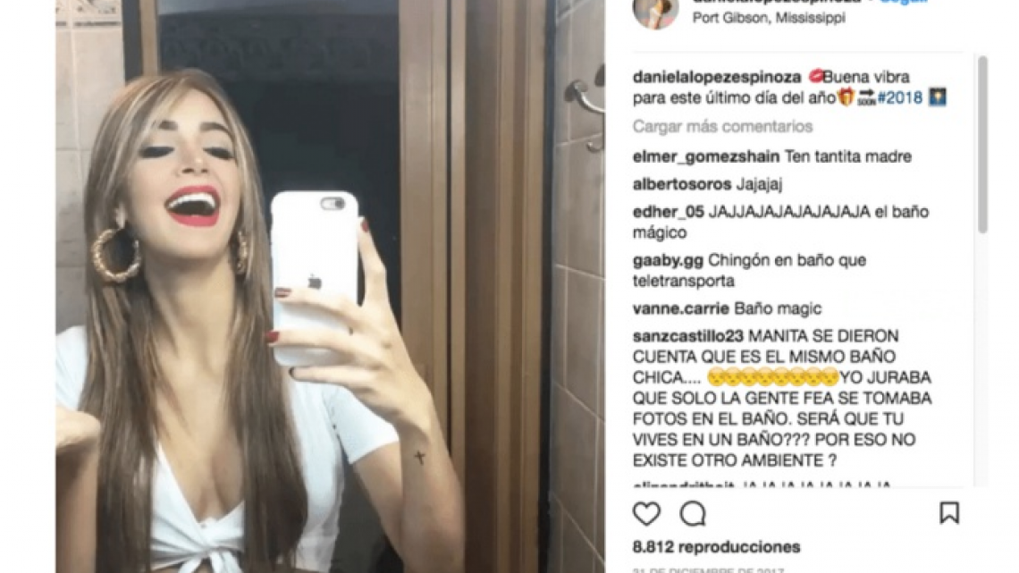 La hacen viral por viajar en su baño por el mundo