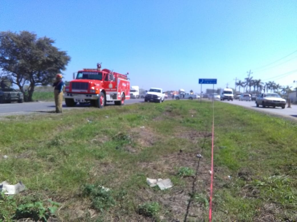 Cierran temporalmente carretera federal por fuga de hidrocarburo