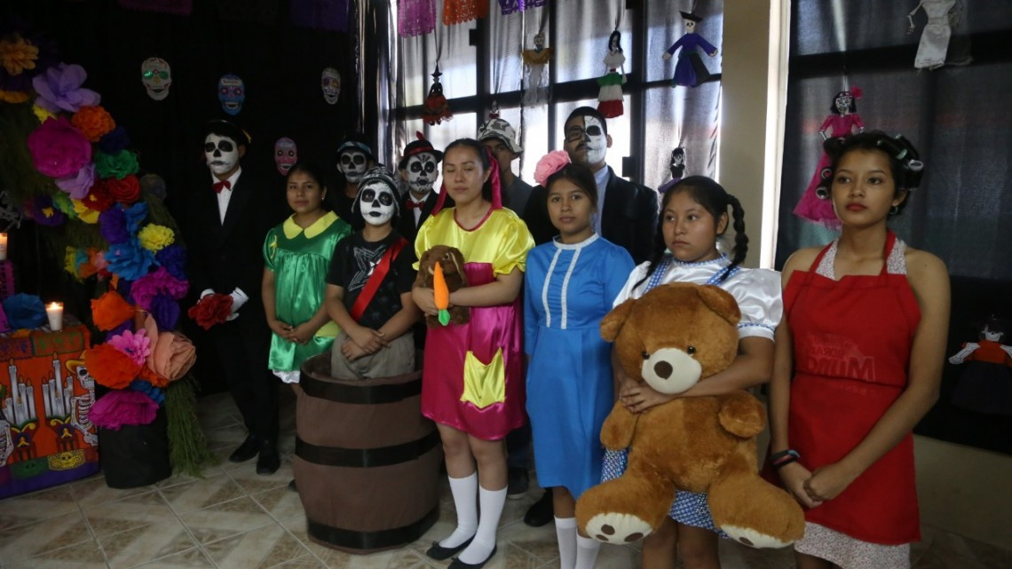 Alumnos participan en celebración del día de muertos