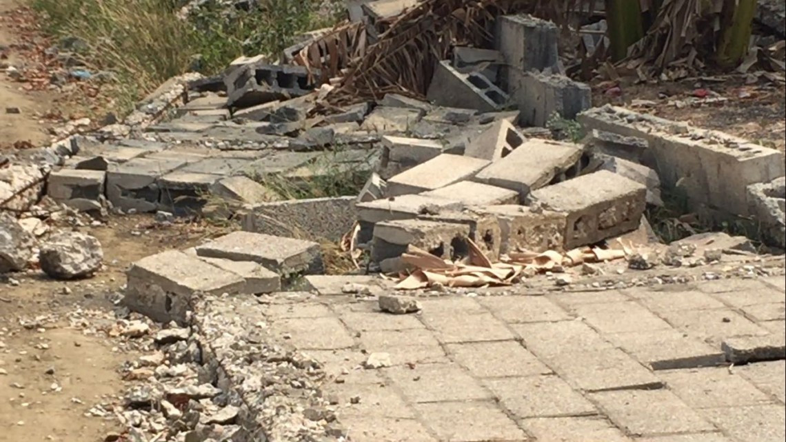 Barda sin cimientos en riesgo de caer sobre estudiantes