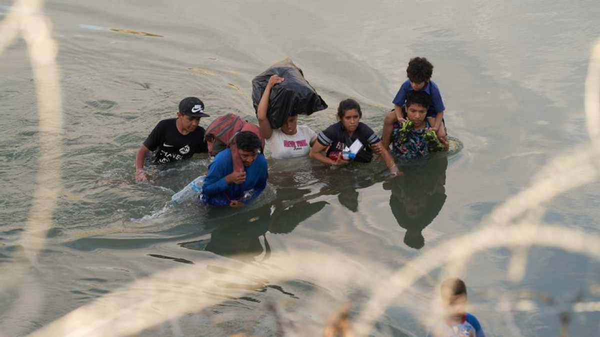 Congresistas de EU urgen a Biden acciones legales contra Texas por maltrato a migrantes