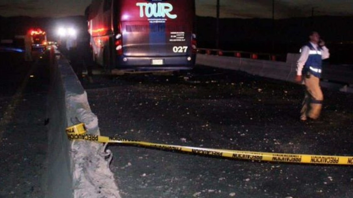 Vuelca autobús de pasajeros, deja 6 lesionados