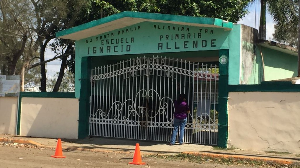Entregan recetas escritas en hojas de cuaderno, sin sello ni firma