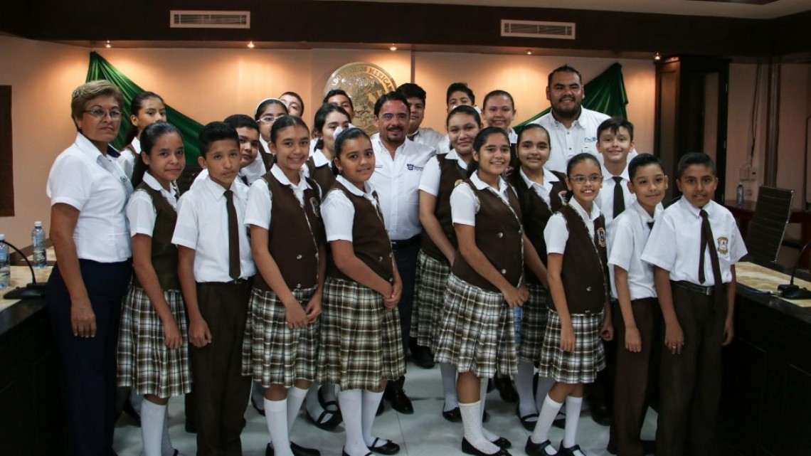 Reconocen labor de Andrés Zorrilla en área educativa 