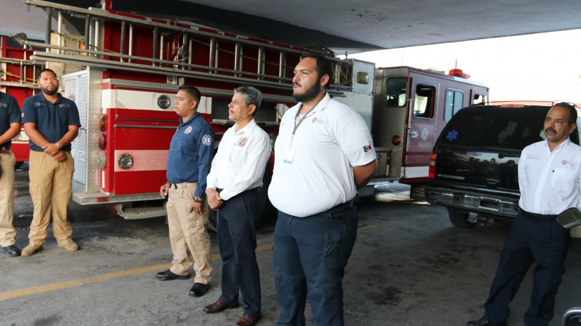Reconocen a bombero por salvar a migrantes