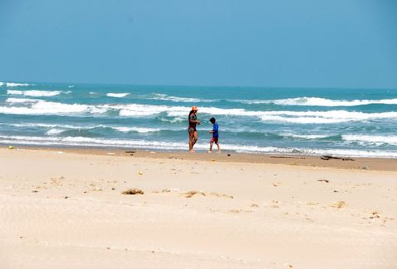 Cierran Playa del Tesoro por Katia