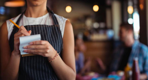 Hombre da 16 mil dólares de propina a una mesera en Irlanda