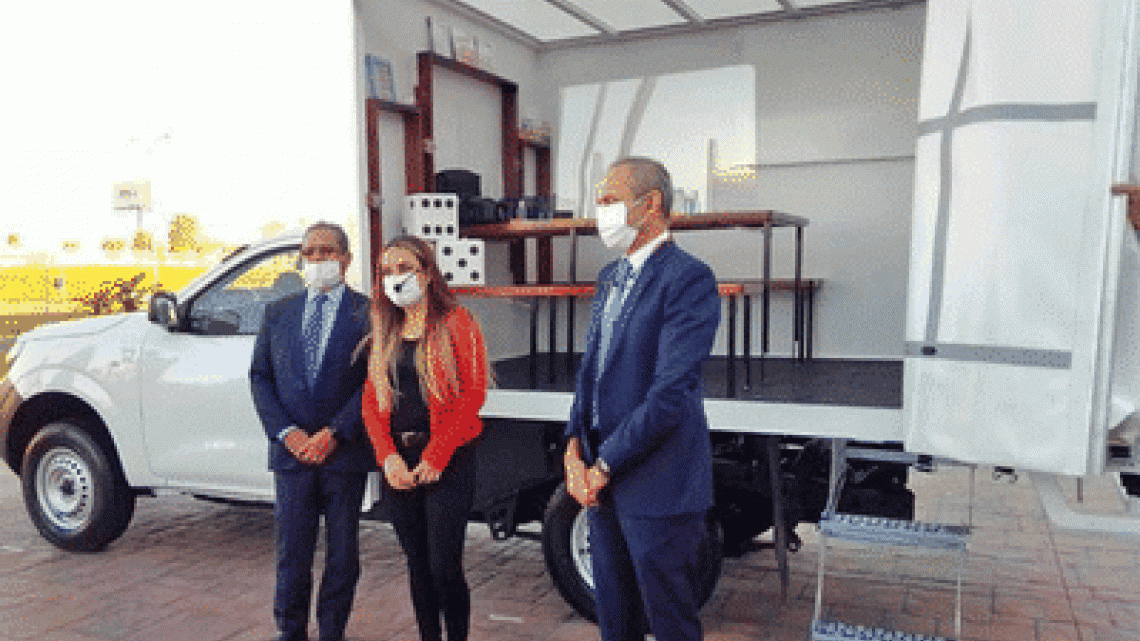 Donan camioneta a maestra que da clases "a domicilio"