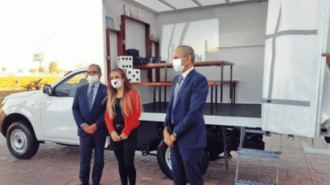 Donan camioneta a maestra que da clases "a domicilio"