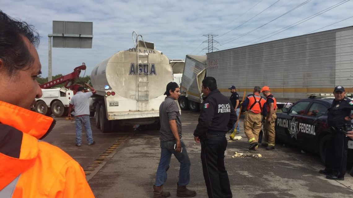 Chocan trailers y generan caos vial en Altamira
