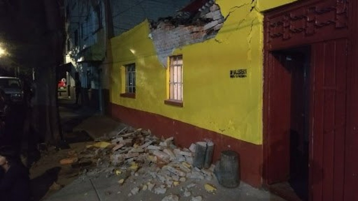 El sismo causó al menos 30 muertos y daños materiales