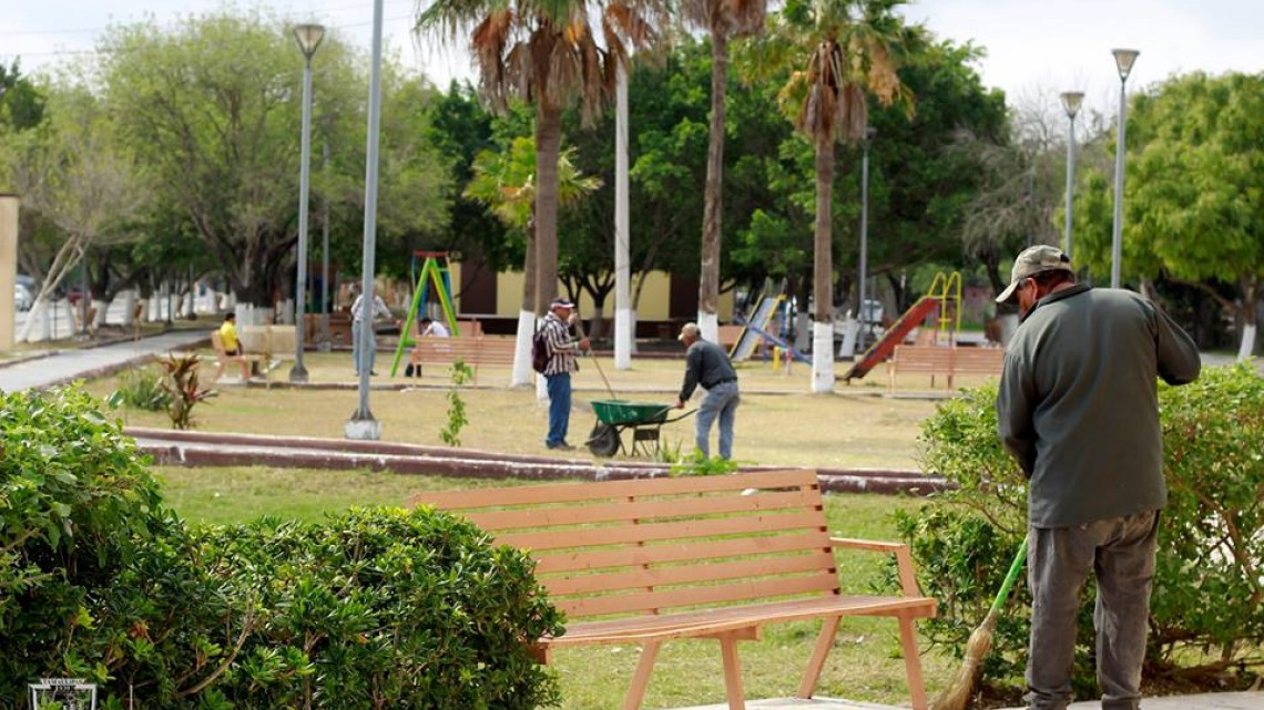 Dan mantenimiento a la Alameda "Margarita Maza de Juarez"