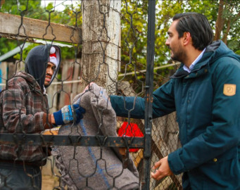 Llevó Carlos Peña Ortiz Becas Municipales, y apoyos para mitigar el frío a familias 