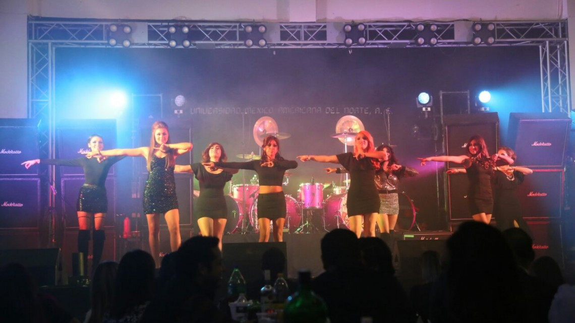 Corona Alcaldesa a Reyna de universitarios