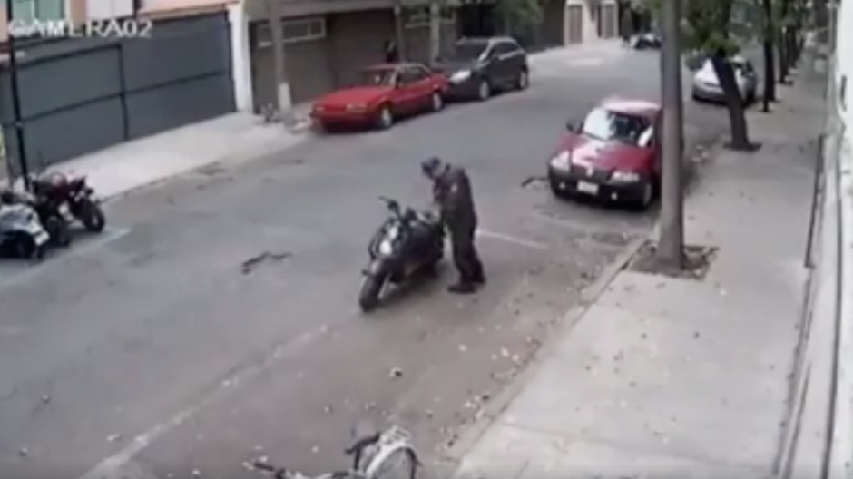 Policía mueve moto a lugar de no estacionarse