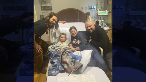Jason Momoa sorprende a niños en hospital infantil de Pittsburgh