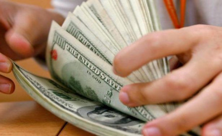 Dólar en 18.65 pesos a la venta en el AICM