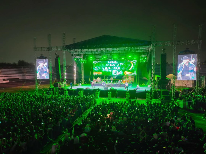 Presentó Carlos Peña Ortiz al Grupo Duelo ante más de 25 Mil espectadores