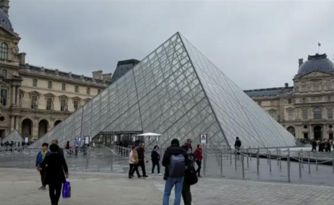 Realizan evacuación de explanada del Louvre