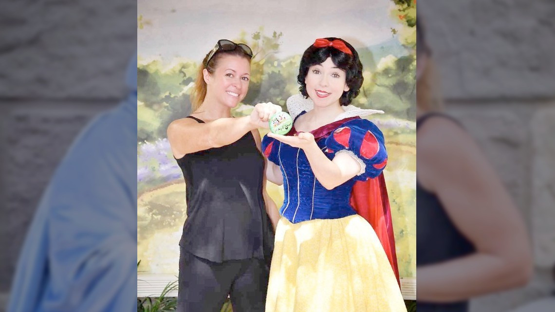 Mamá festeja el regreso a clases viajando sola a Disney