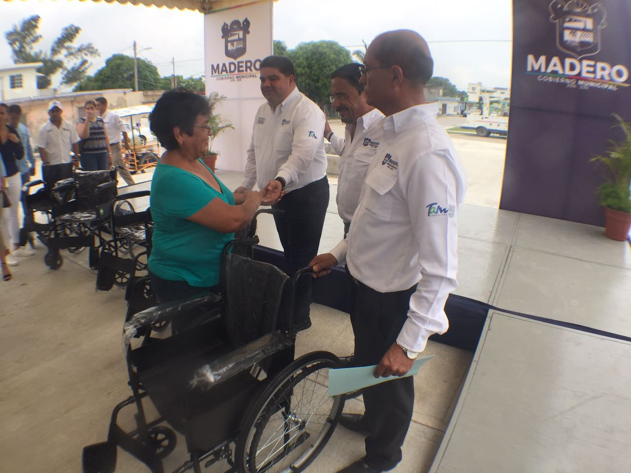 Entregan sillas de ruedas en las Flores