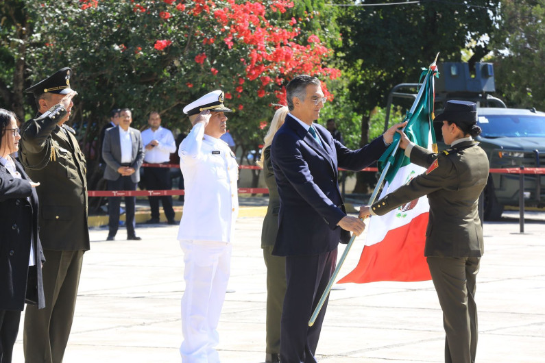 Preside gobernador Américo Villarreal ceremonia del Día de la Bandera