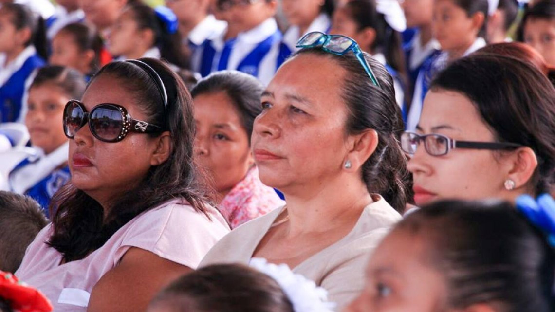 Alcaldesa inauguran plaza comunitaria