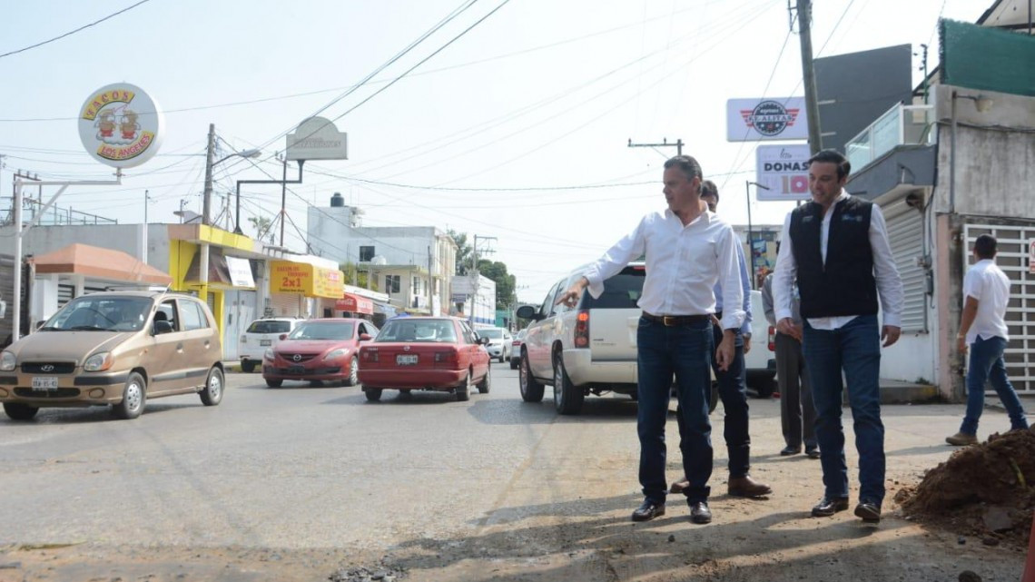 Supervisa Chucho Nader trabajos de Comapa en materia de reposición de pavimento