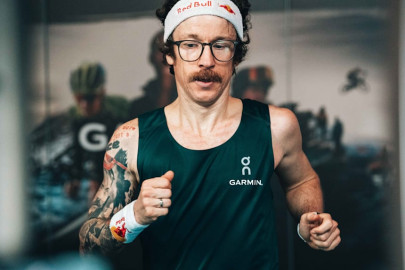 Hombre rompe récord de 100 km en una caminadora