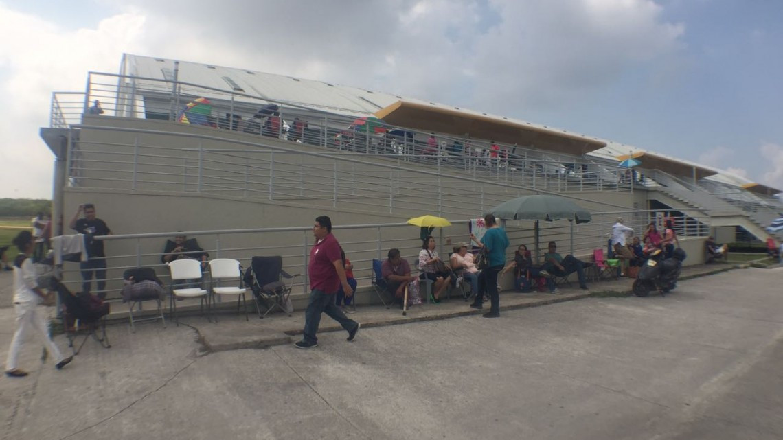 Acampan afuera de Expo Tampico para lograr un lugar dentro del IMSS