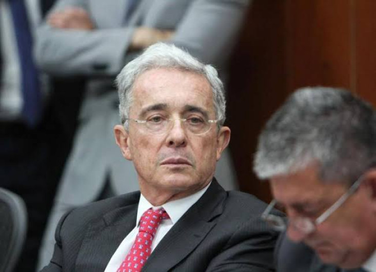 Fiscalía de Colombia acusa al ex presidente Álvaro Uribe de fraude y soborno