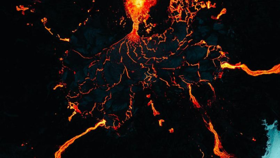 Graban erupción desde dentro de un volcán con un dron