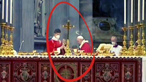 Una aureola se forma sobre el Papa Francisco