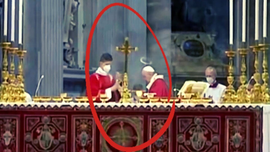 Una aureola se forma sobre el Papa Francisco