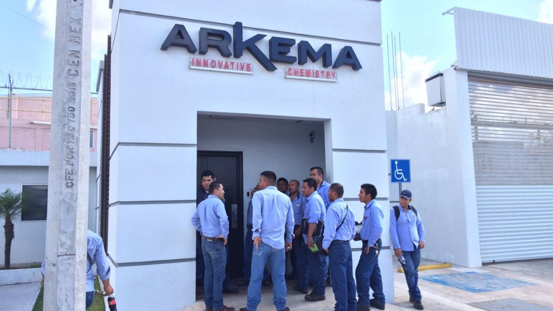Obreros paran labores en Arkema