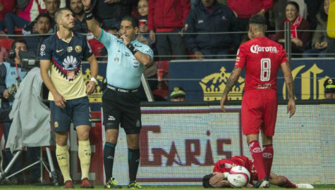 Muestra Sambueza su rostro después de la patada