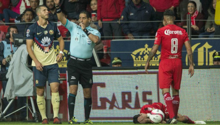 Muestra Sambueza su rostro después de la patada