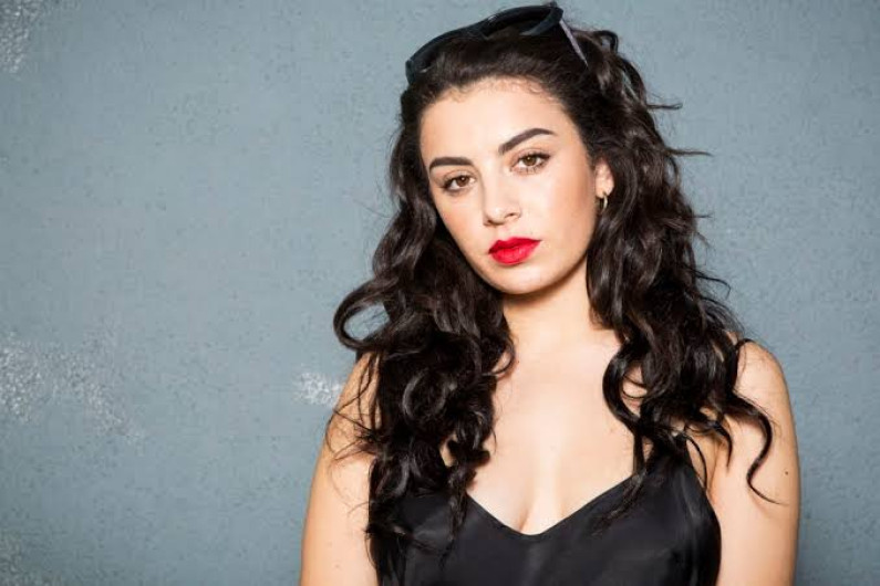 Charlie XCX estrenará álbum completamente hecho desde casa