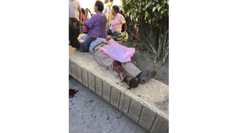 Microbús se queda sin frenos causando aparatoso accidente 