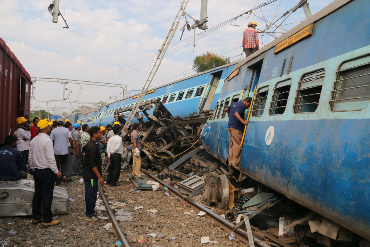 Al menos 39 personas muertas deja descarrilamiento de un tren en India