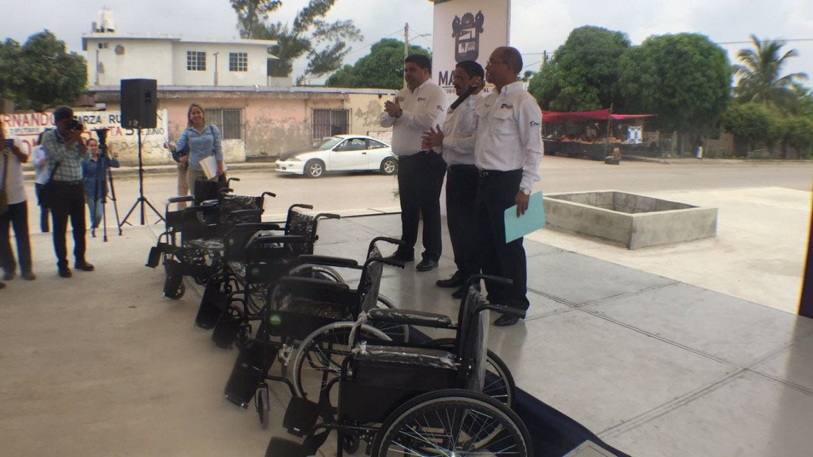 Entregan sillas de ruedas en las Flores