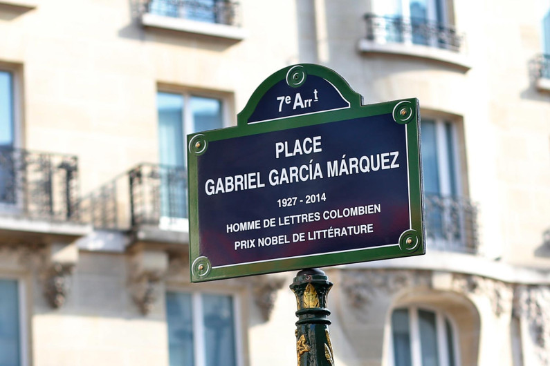 Presidente colombiano y alcaldesa de parís inauguran una plaza 