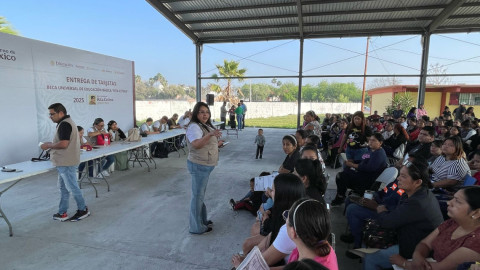 Entregan tarjetas beca `Rita Cetina´ a estudiantes de secundarias