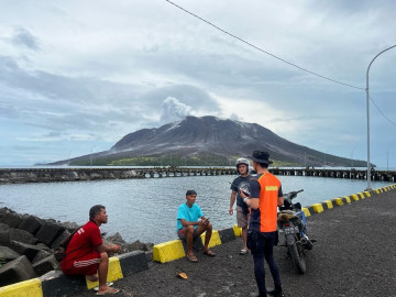 Indonesia advierte sobre un potencial tsunami a raíz de las erupciones del volcán Ruang