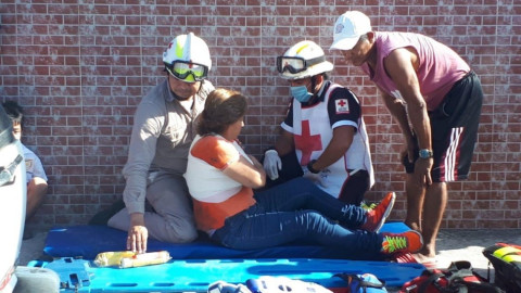 Tráiler choca y voltea a combi con pasajeros