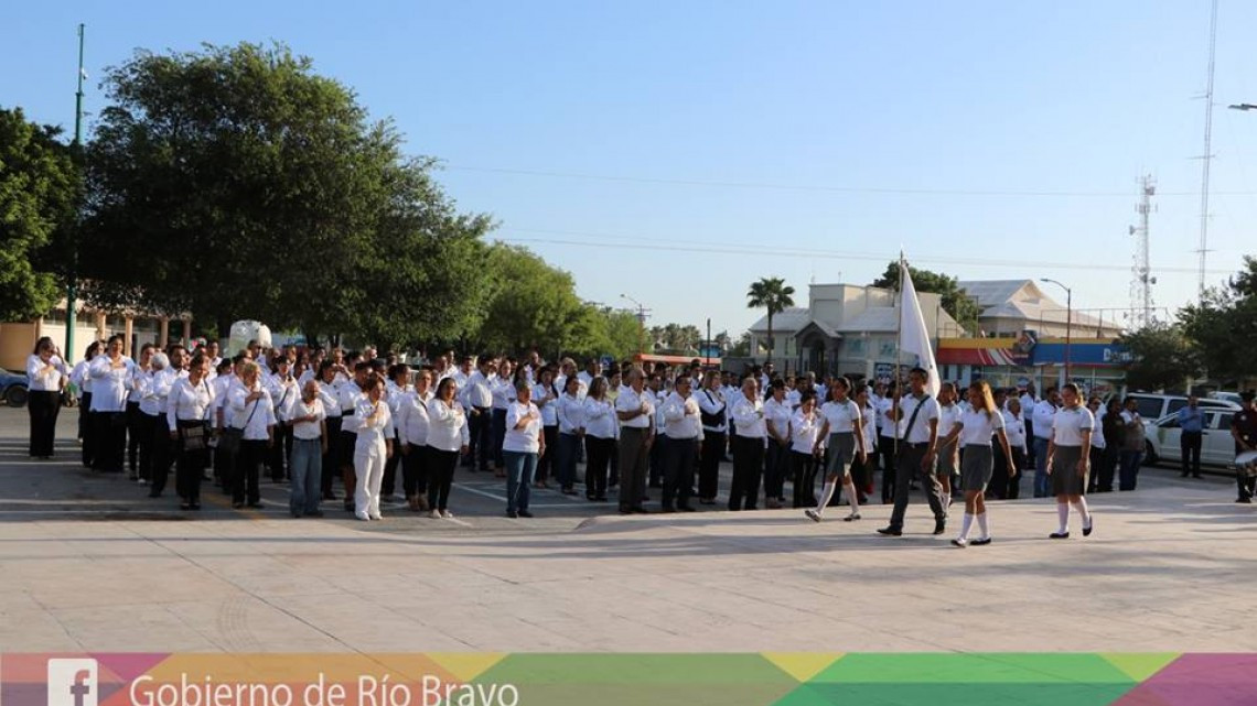 Realizan abanderamiento en Presidencia Municipal