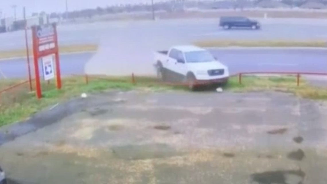 Conductora pierde control de su vehículo en Harlingen