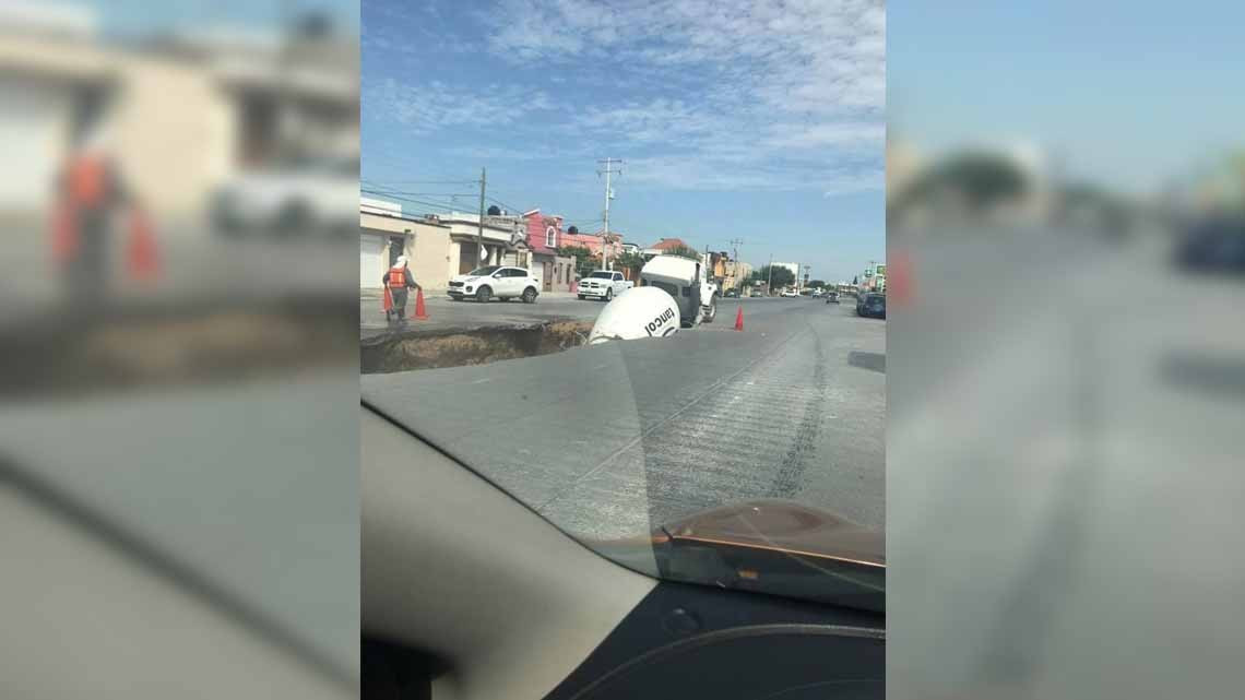 Cae camión en socavón en Sección Lomas