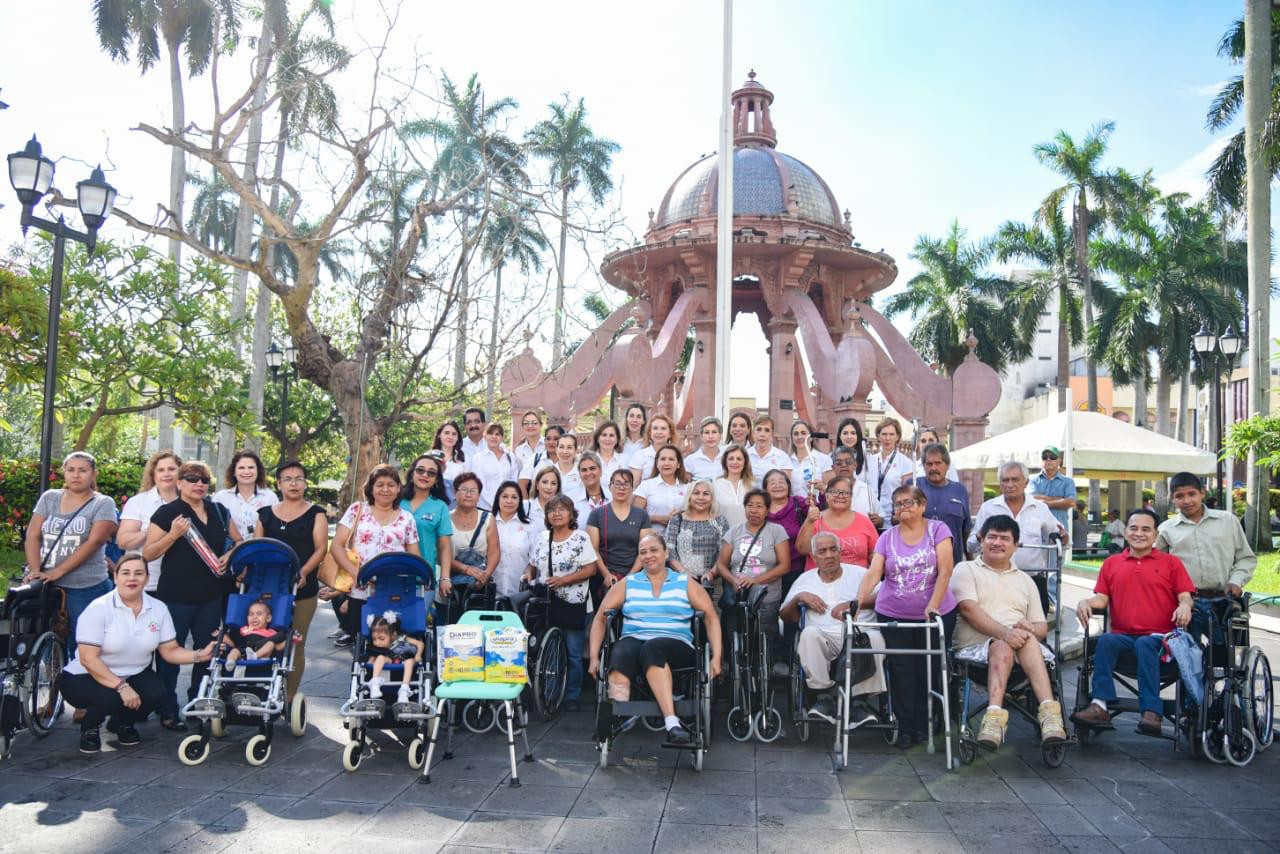 Entrega Aida Feres de Nader aparatos de movilidad asistida a personas con discapacidad