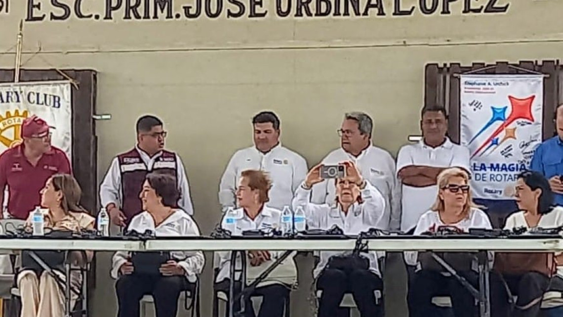 Entregan laptops a primaria donde estudió la ‘niña genio’ Paloma González